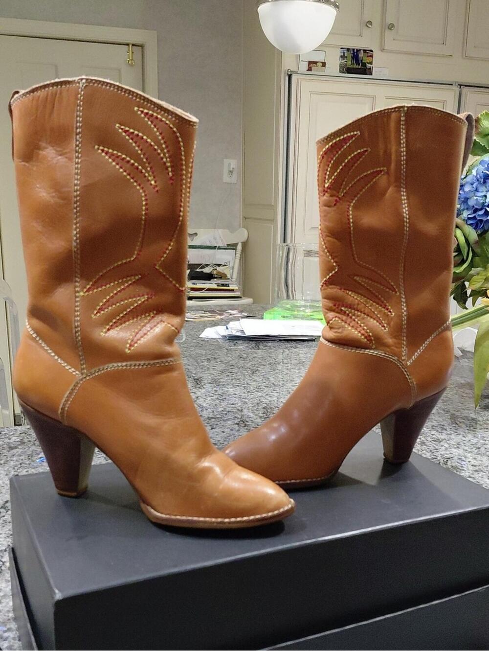 "9 West" Very Vintage, "Dale"Women’s Tan Leather Mid-Heel Western Boots.11" tall